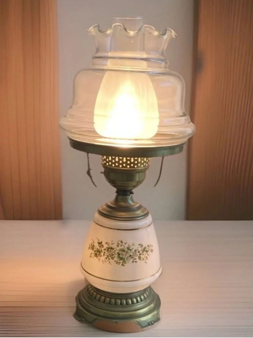 Vintage Quoizel Hurricane Lamp 3 way w/ruffled clear shade/frosted chimney. EUC